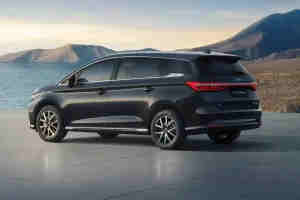 BYD M6