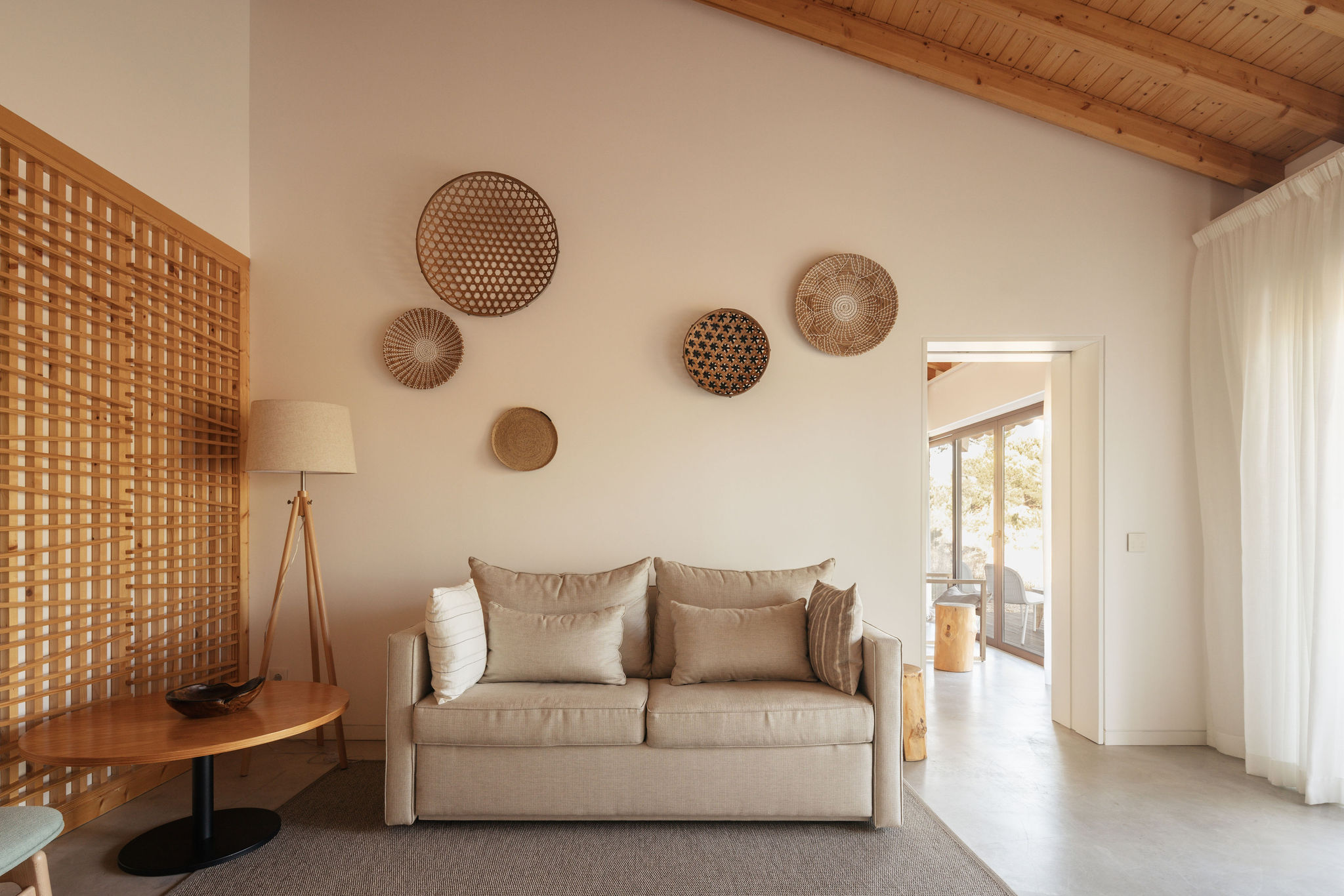 Living room in natural fibres and lime white