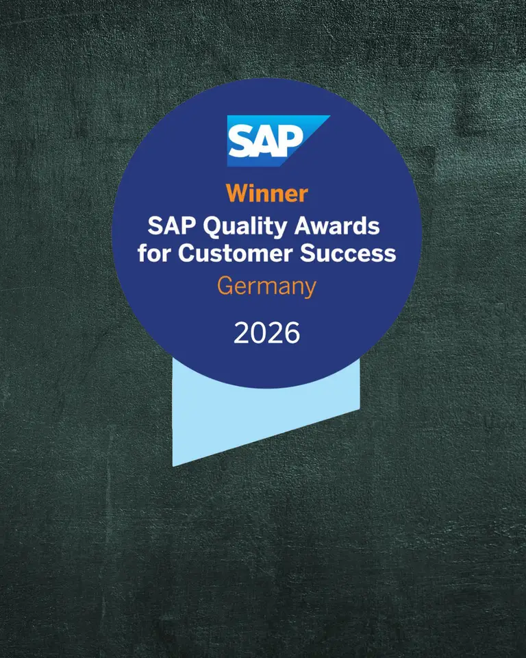 Круглый синий значок с логотипом SAP и надписью «Победитель конкурса SAP Quality Awards for Customer Success Germany 2026»