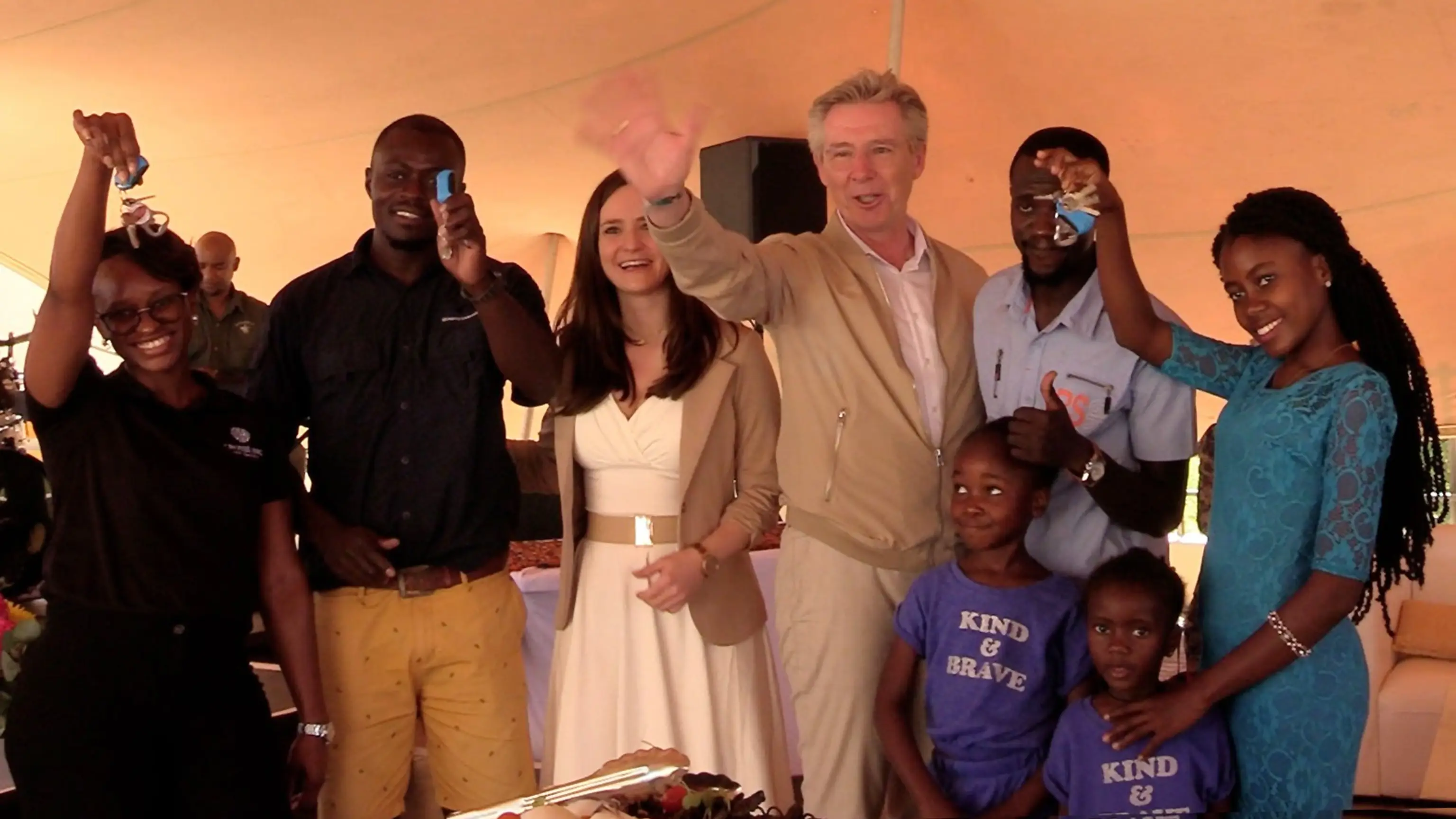 Housing for Future-Geschäftsführer Stefan Bürger und Konstanze Dürotin zusammen mit den ersten Mietern