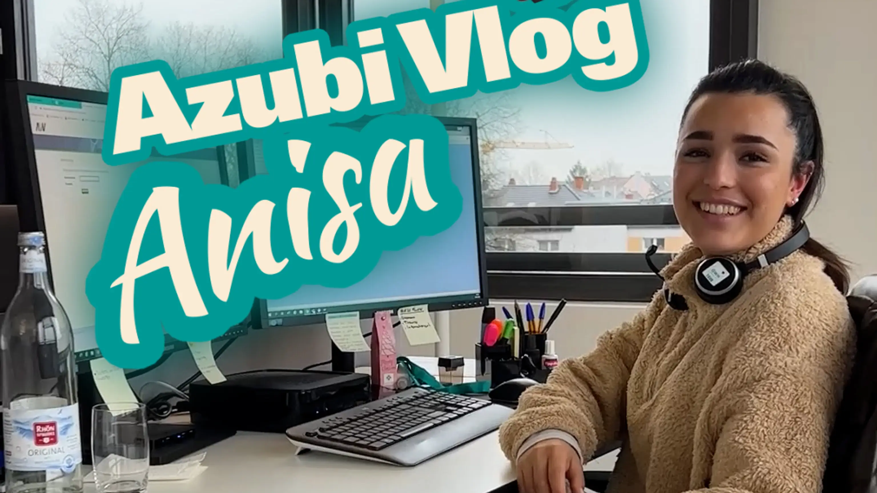Auszubildende sitzt am Schreibtisch und folgender Text ist eingeblendet: Azubi Vlog Anisa