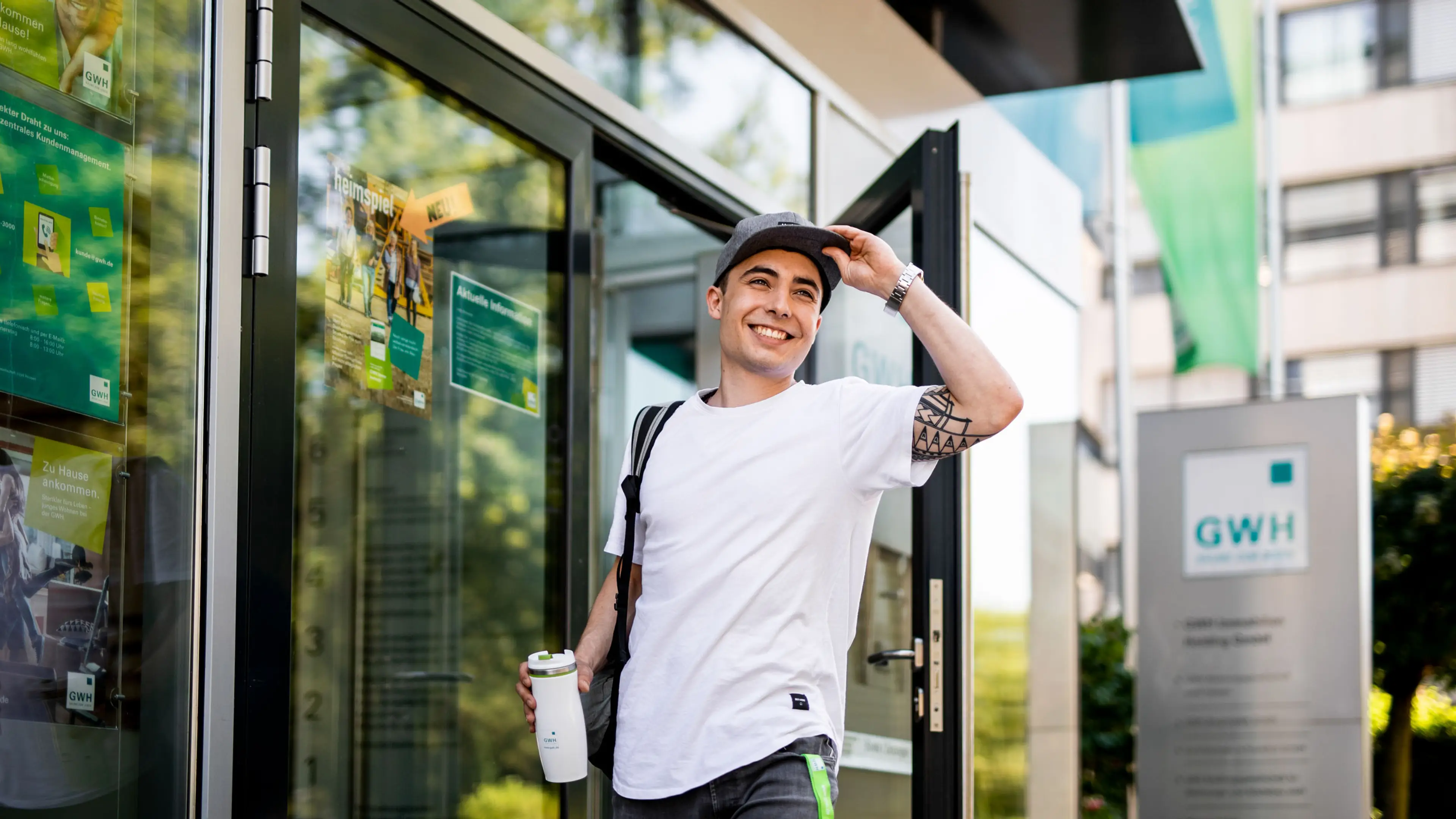 Ein Mitarbeiter vor dem Haupteingang des Hauptsitzes der GWH in Frankfurt