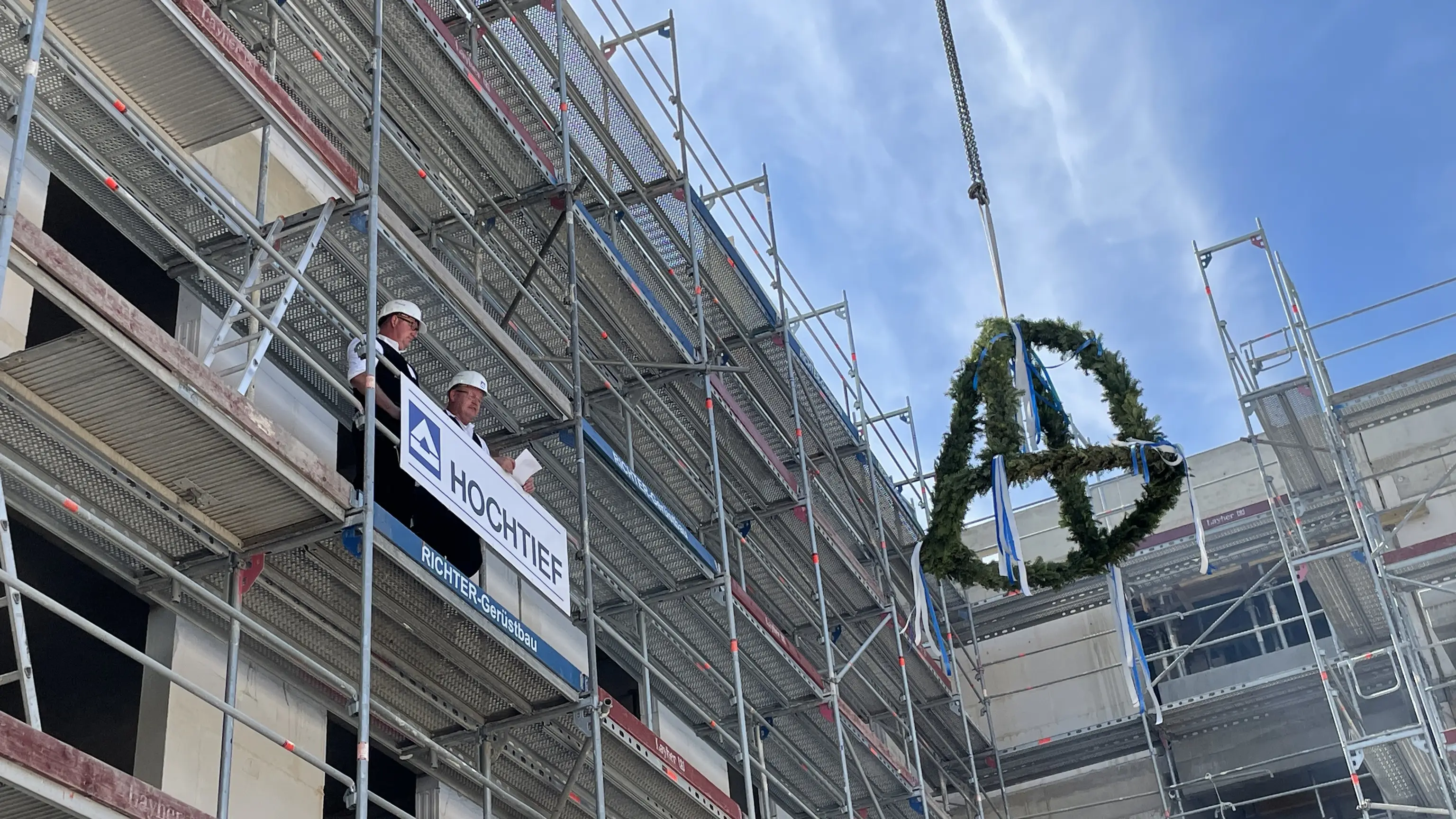 Richtkranz, der in die Luft gezogen wird