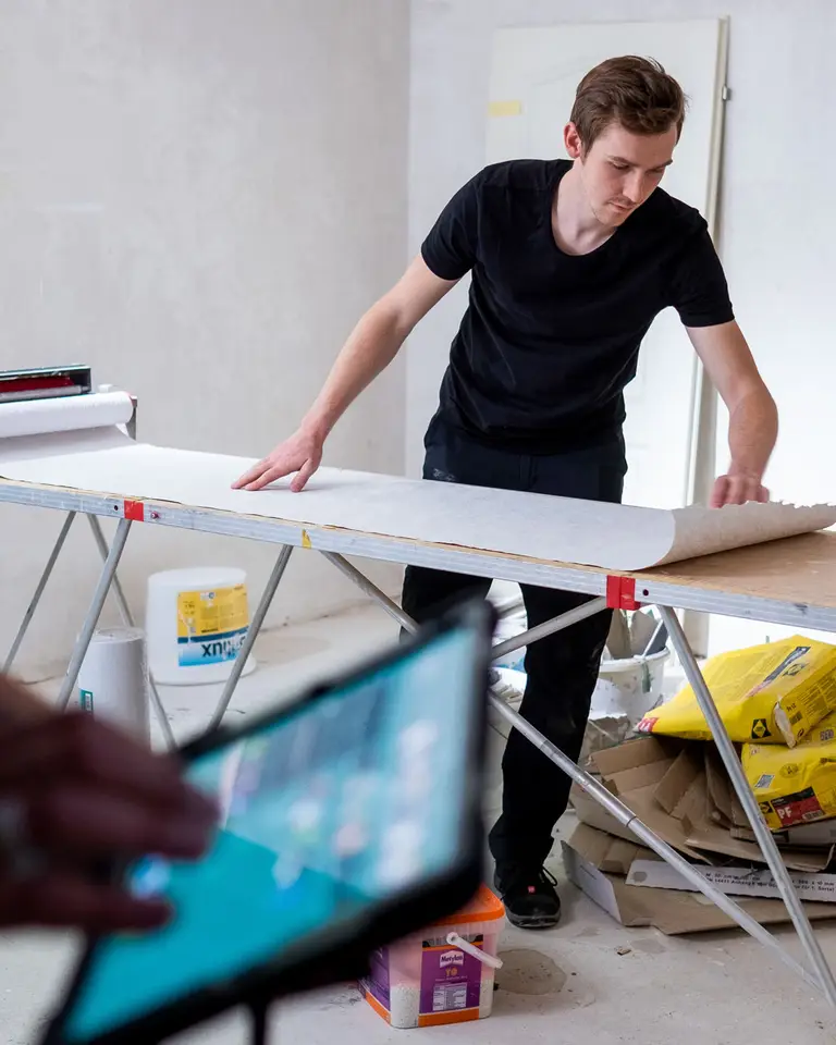 Handwerker arbeiten in einer Wohnung