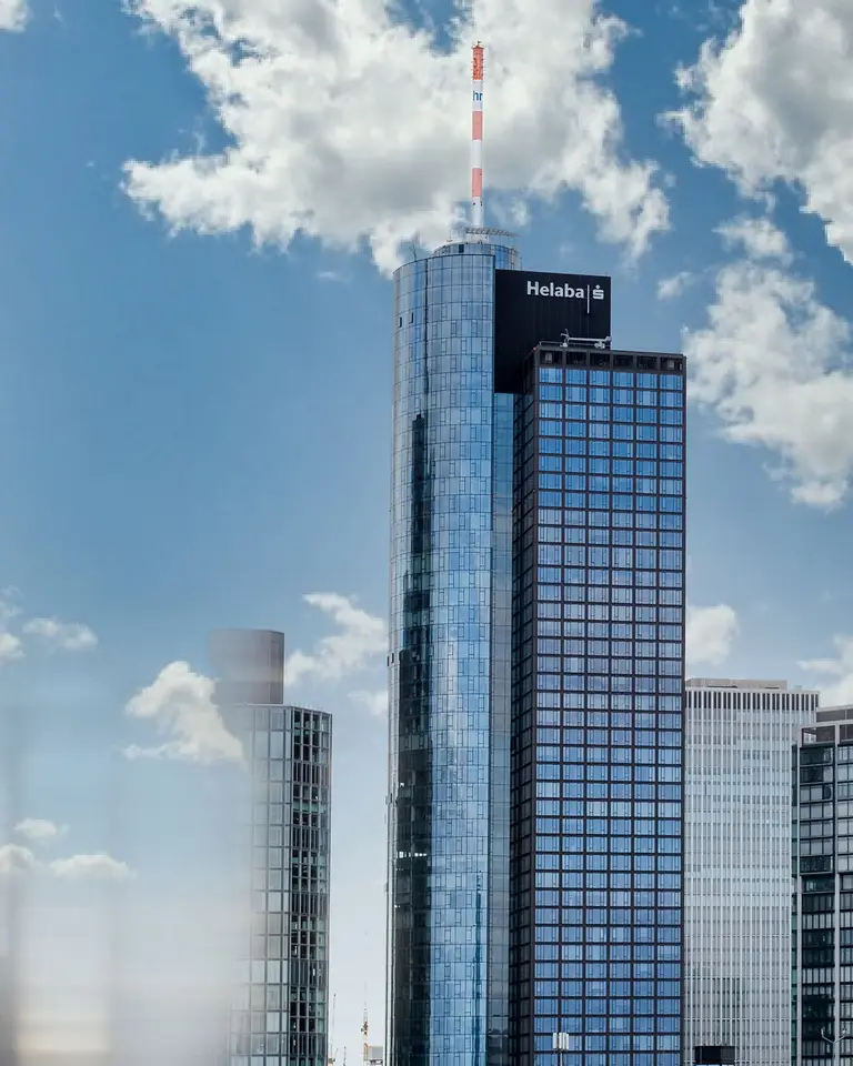 Helaba-Tower mit weiteren Hochhäusern von Frankfurt im Hintergrund