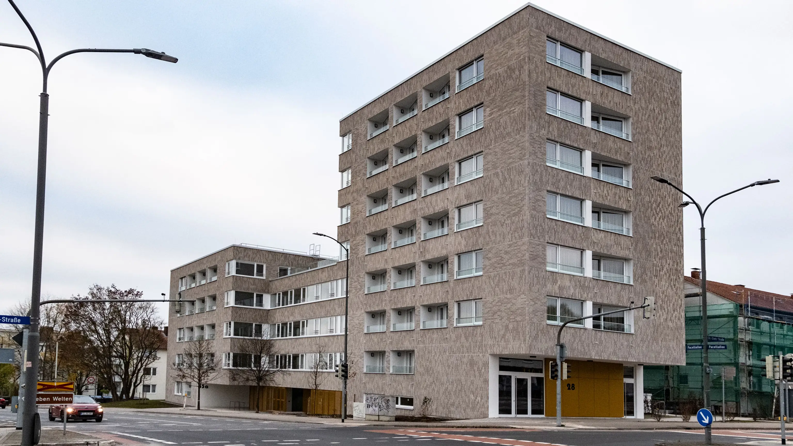 Außenansicht des Neubaus in der Pacelliallee aus der Straßenperspektive