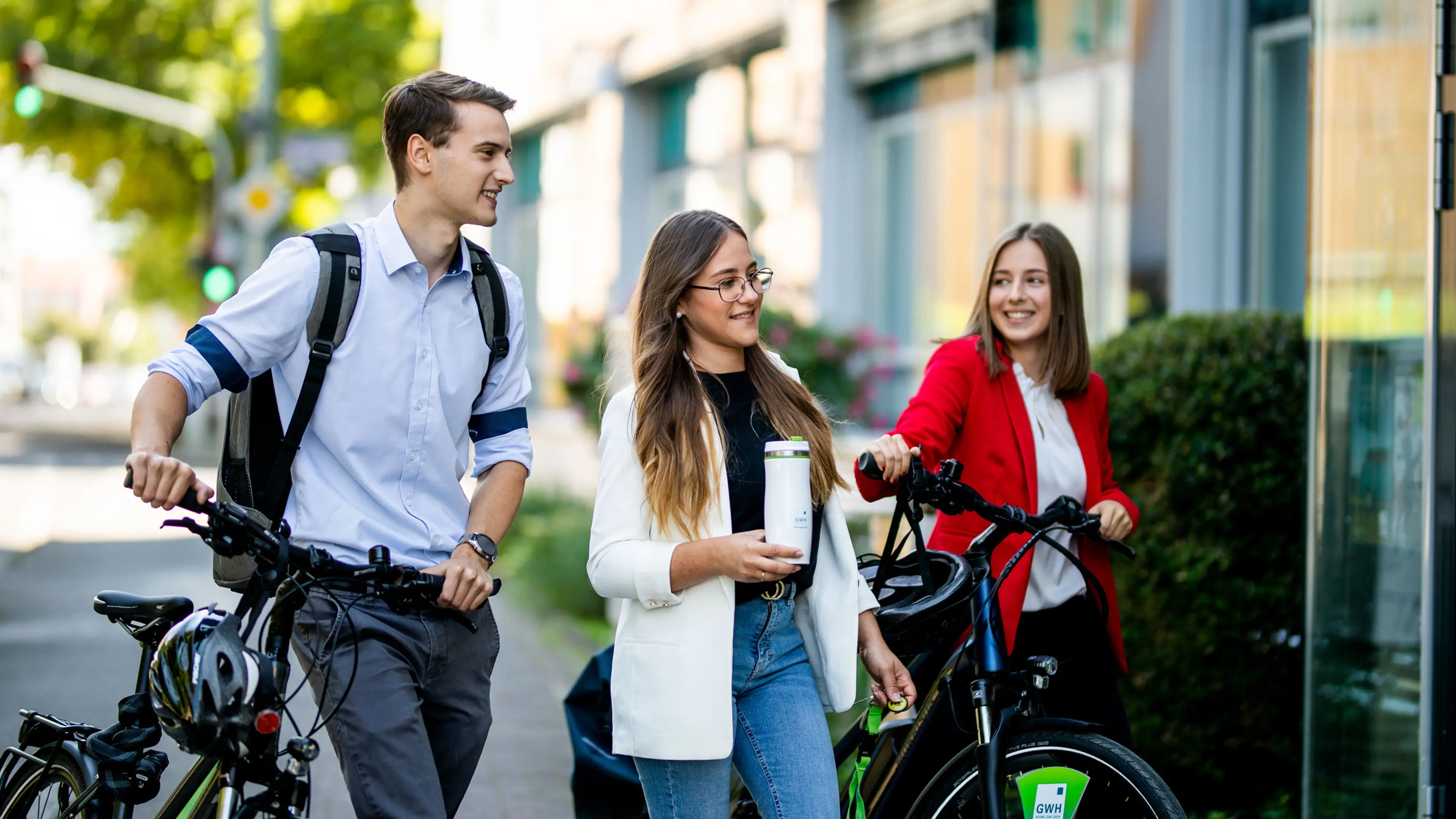Drei Auszubildende auf dem Weg zur Arbeit