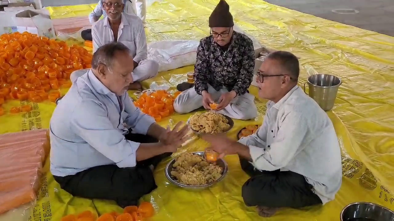 વીરપુર જલારામ મંદિર તરફથી ૫૦ સ્વયમ સેવકો અયોધ્યા પહોચ્યા 2 vlcsnap 2024 01 12 13h04m42s569