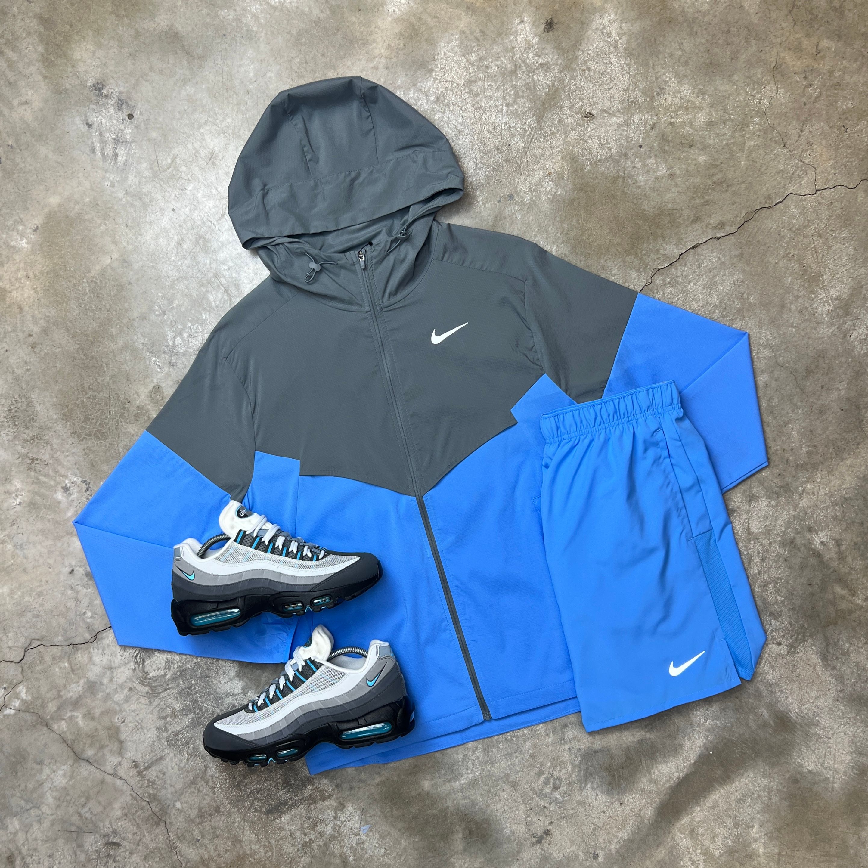 Bennetts - Nike Impossibly Light Windrunner Set