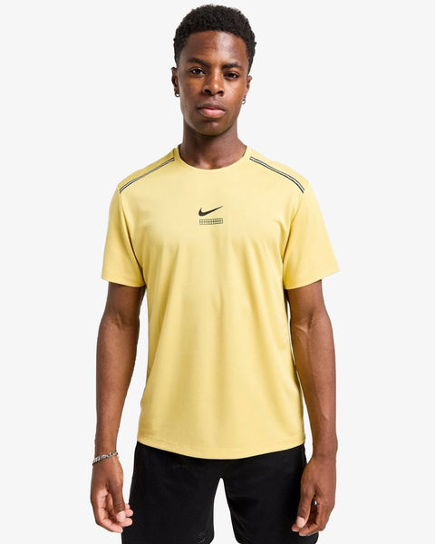 Nike Miler Graphic T Shirt Saturn Gold