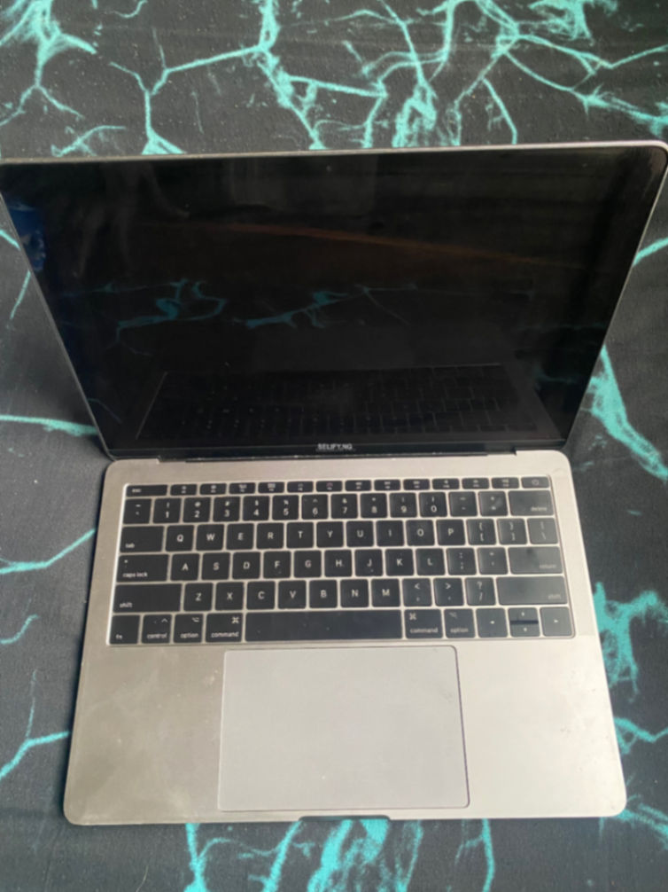 2017 London Used MacBook Pro – Original Charger & Accessories thumbnail 4