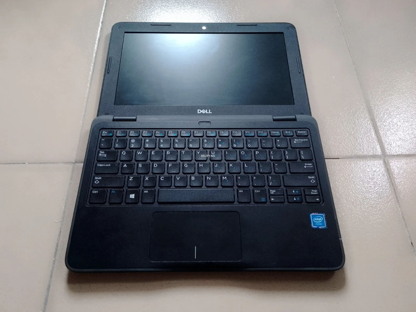 Dell Latitude 3190 thumbnail 2