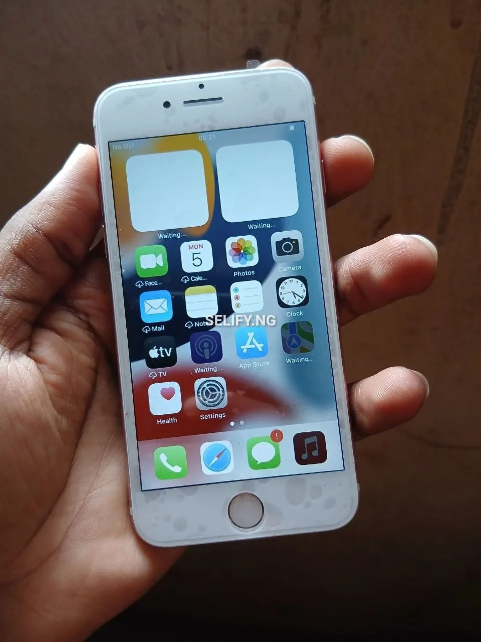 London Used iPhone 7 – Original Charger, Fully Functional - image 1