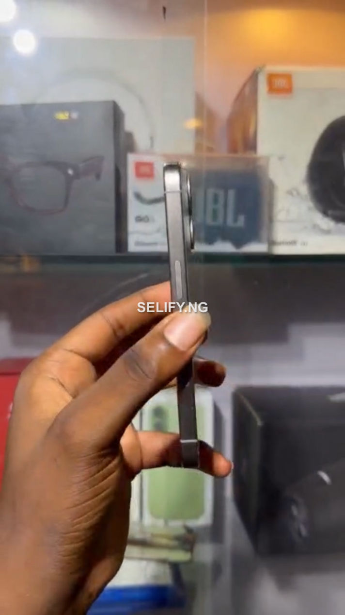iPhone 15 pro  thumbnail 4