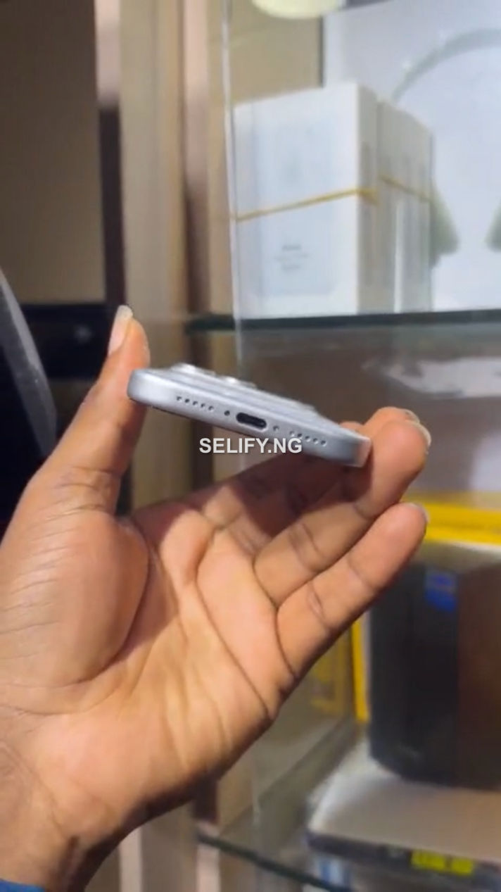 London Used iPhone 17 Pro 256GB Dual SIM – Original Charger thumbnail 4