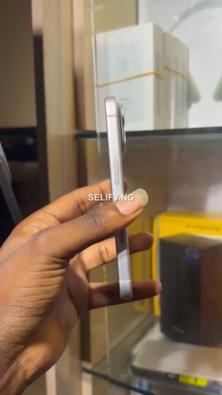 London Used iPhone 17 Pro 256GB Dual SIM – Original Charger thumbnail 3