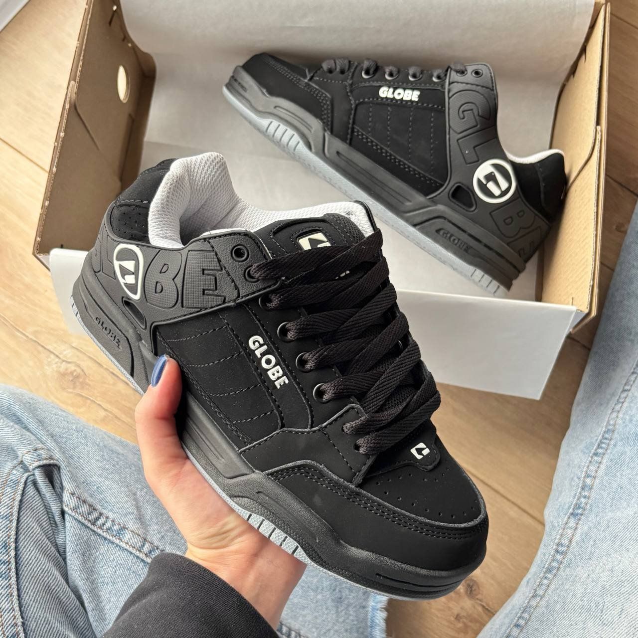 GLOBE Tilt Black White Logo