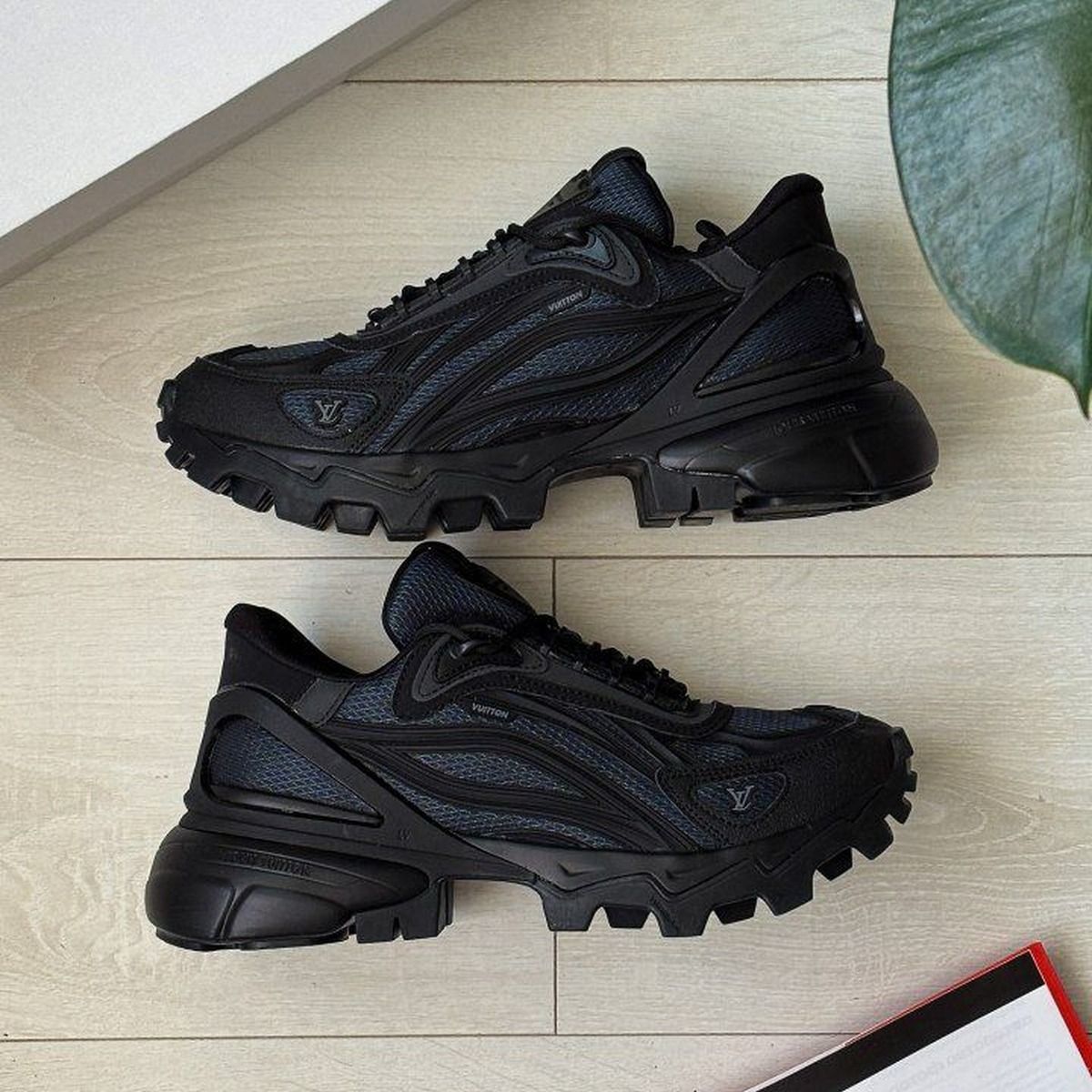 Louis Vuitton Summit Black