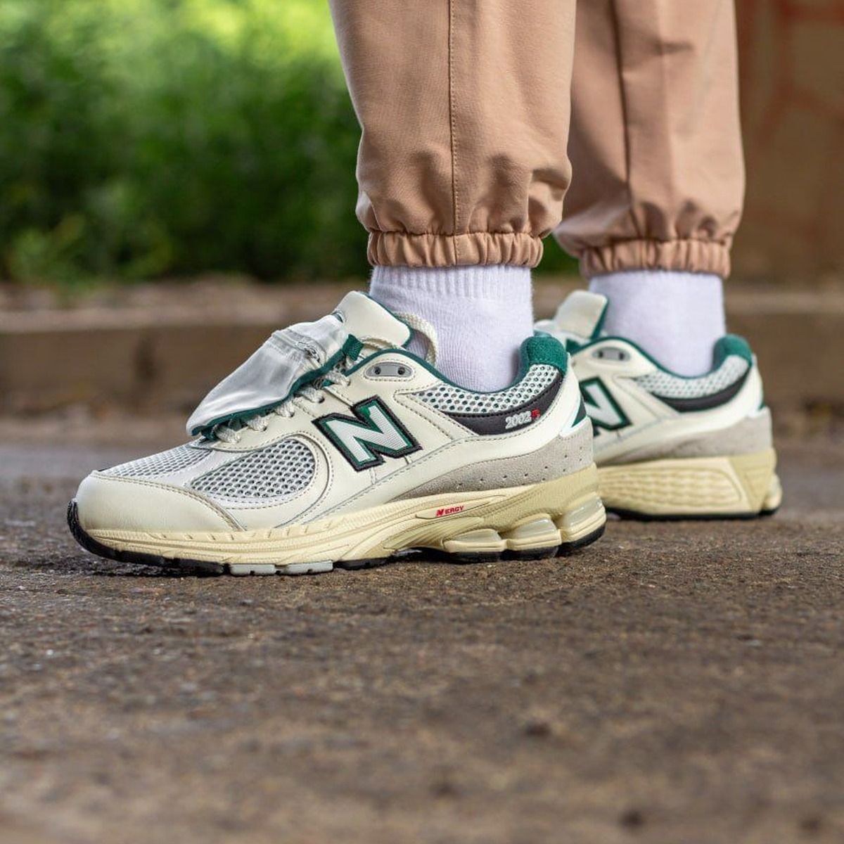 New Balance 2002 R
