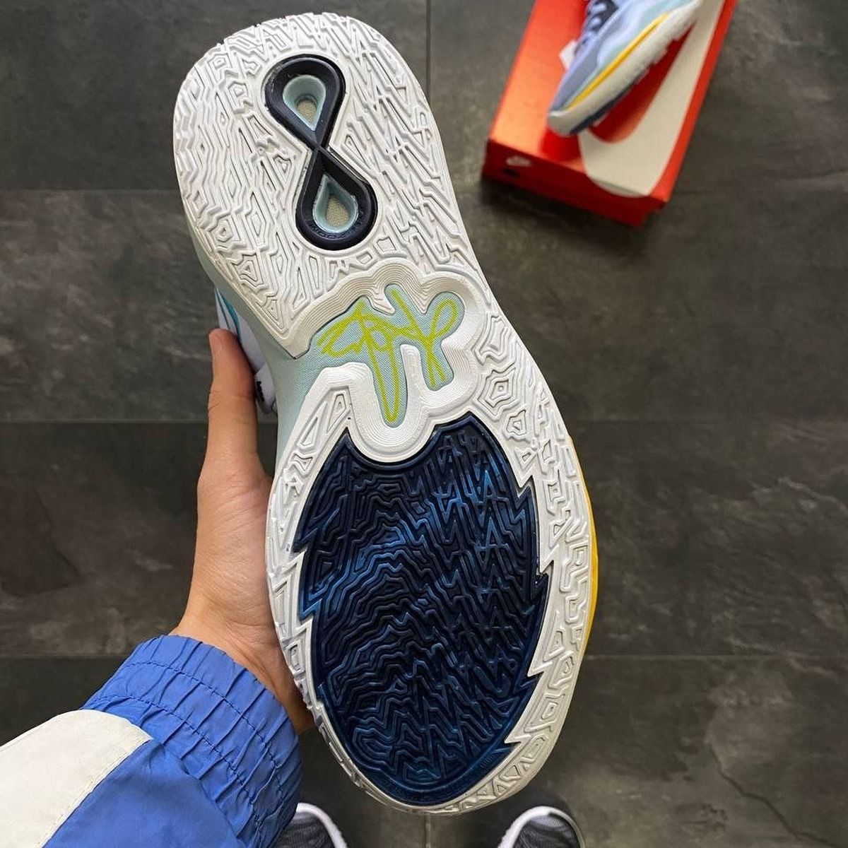 NIKE KYRIE INFINITY EP 'FUTURE PAST'