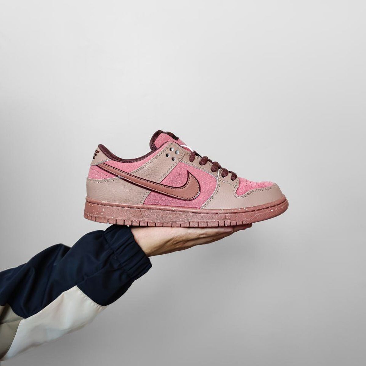 Nike SB Dunk Low City of Love