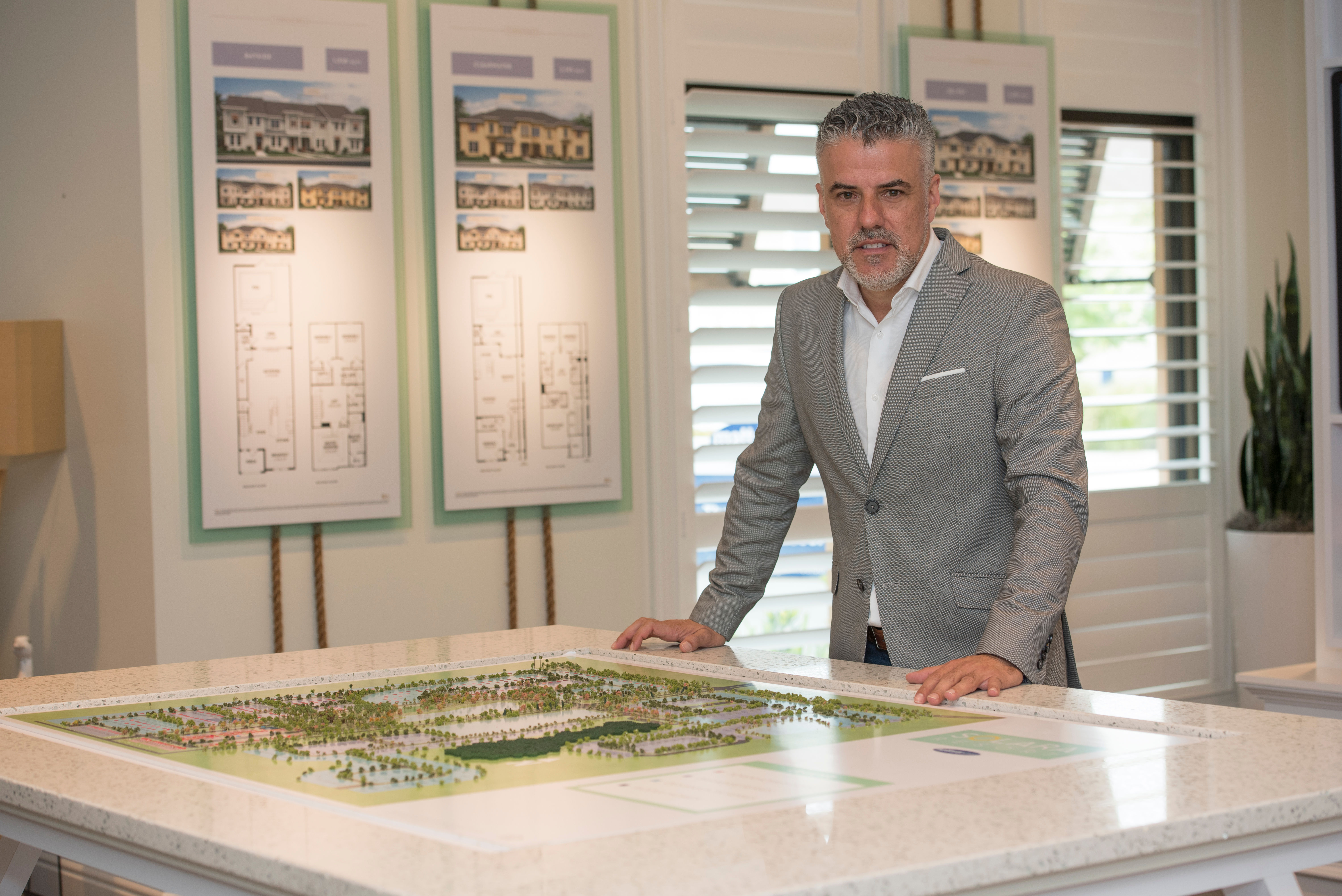 Marcelo Cruz providing expert real estate advice