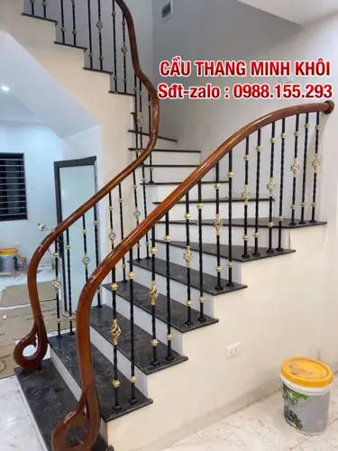 Lan can sắt tay vịn gỗ Thiết kế đẹp mắt và chắc chắn cho ngôi nhà của bạn