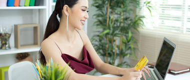 dame betaler med kort online