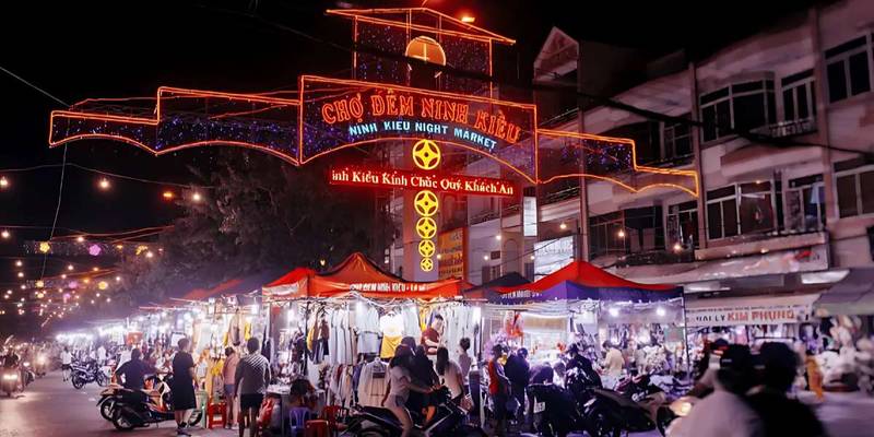 Tham quan chợ đêm Ninh Kiều