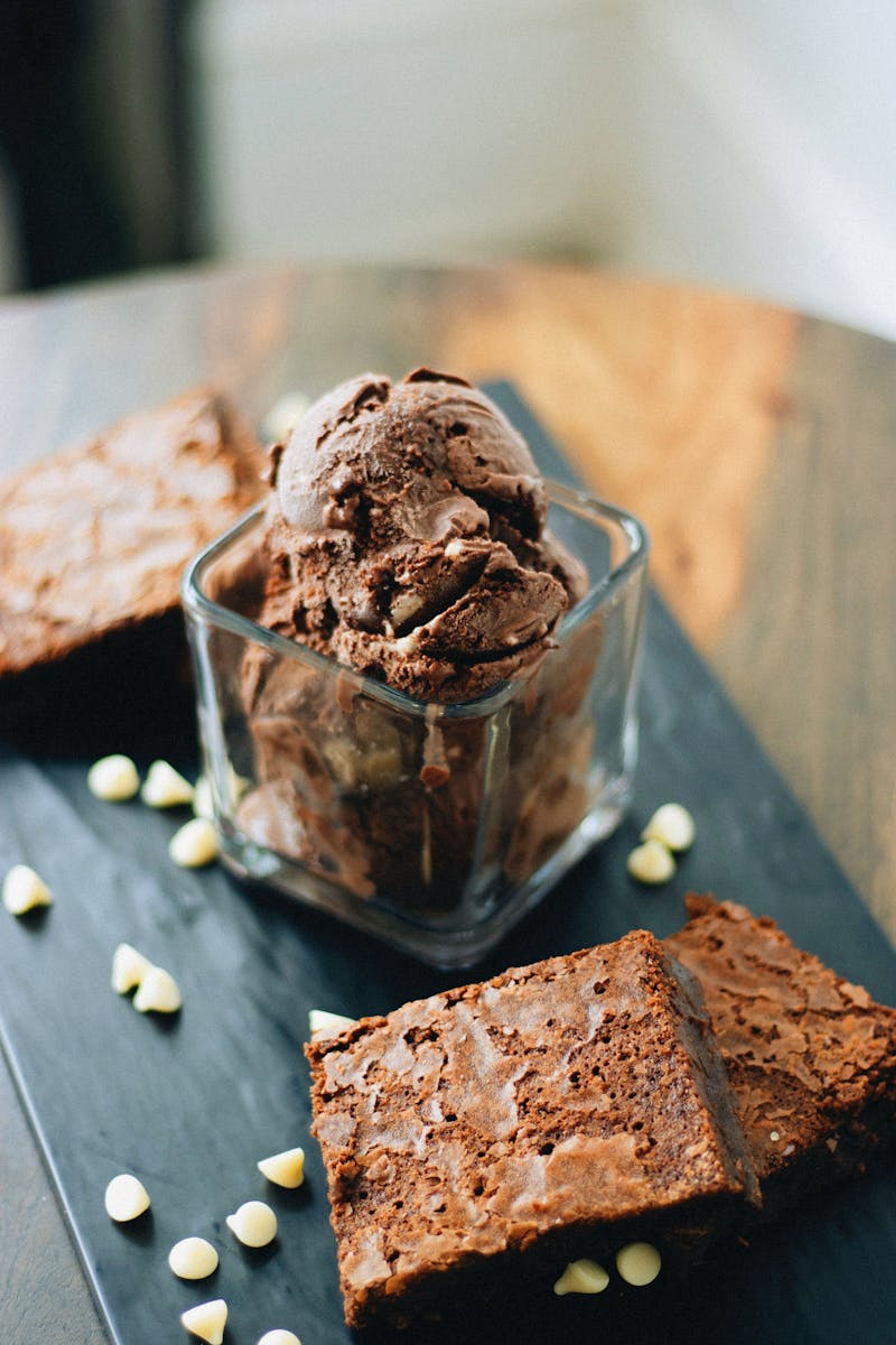 Brownie de chocolate caliente con una bola de helado de vainilla encima.