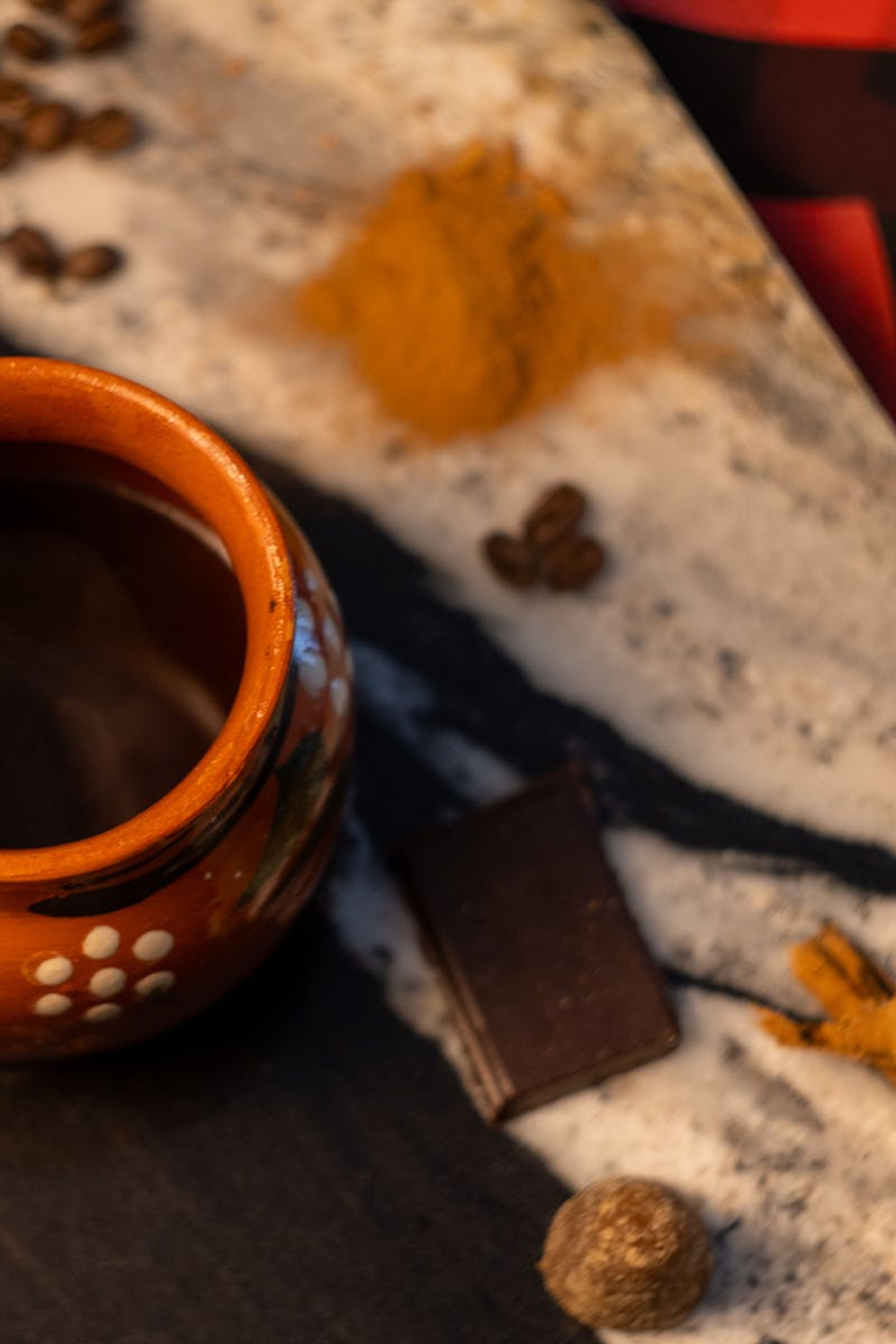 Taza de barro con café de olla tradicional mexicano y canela.