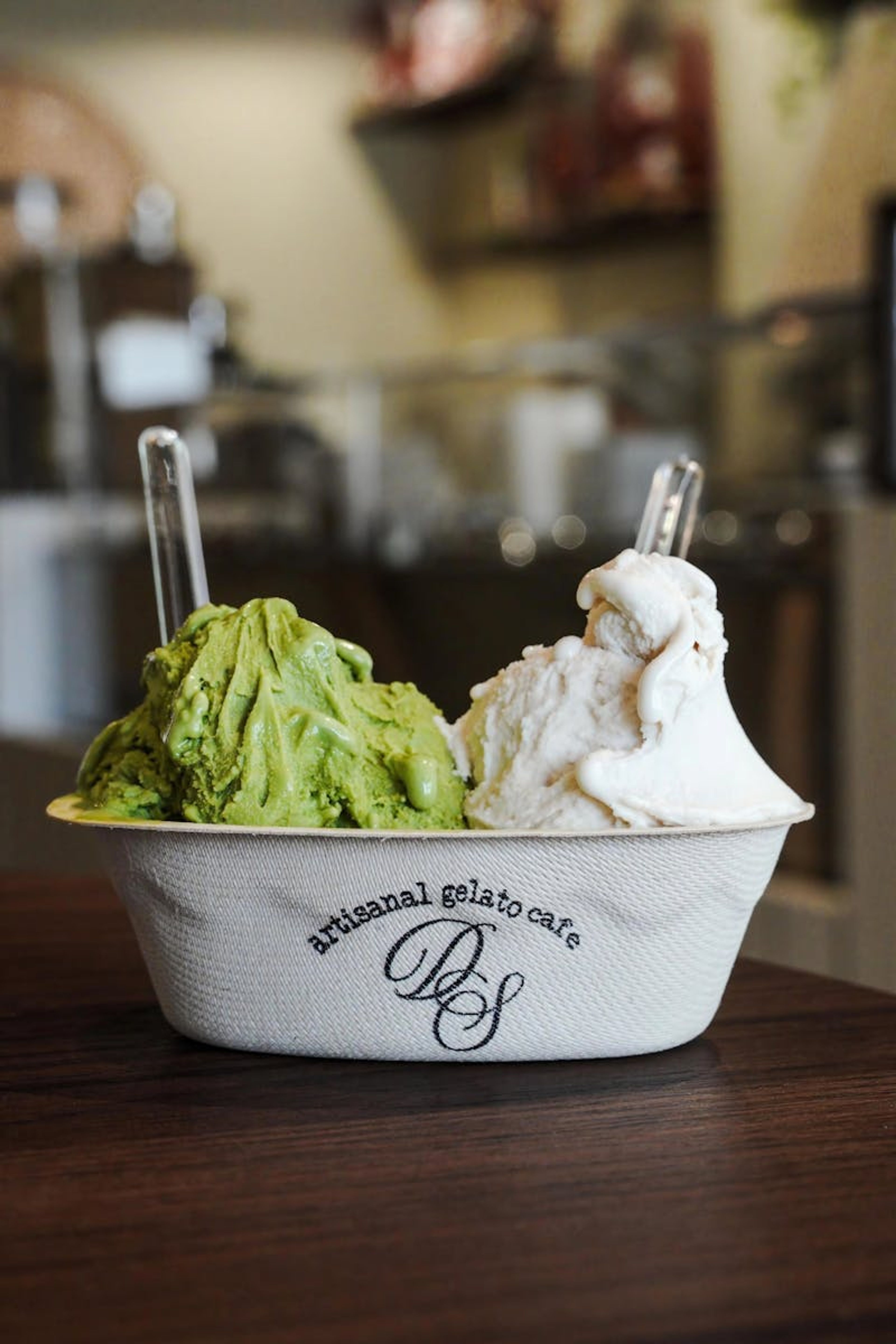 Tres bolas de helado artesanal de diferentes sabores en un tazón.
