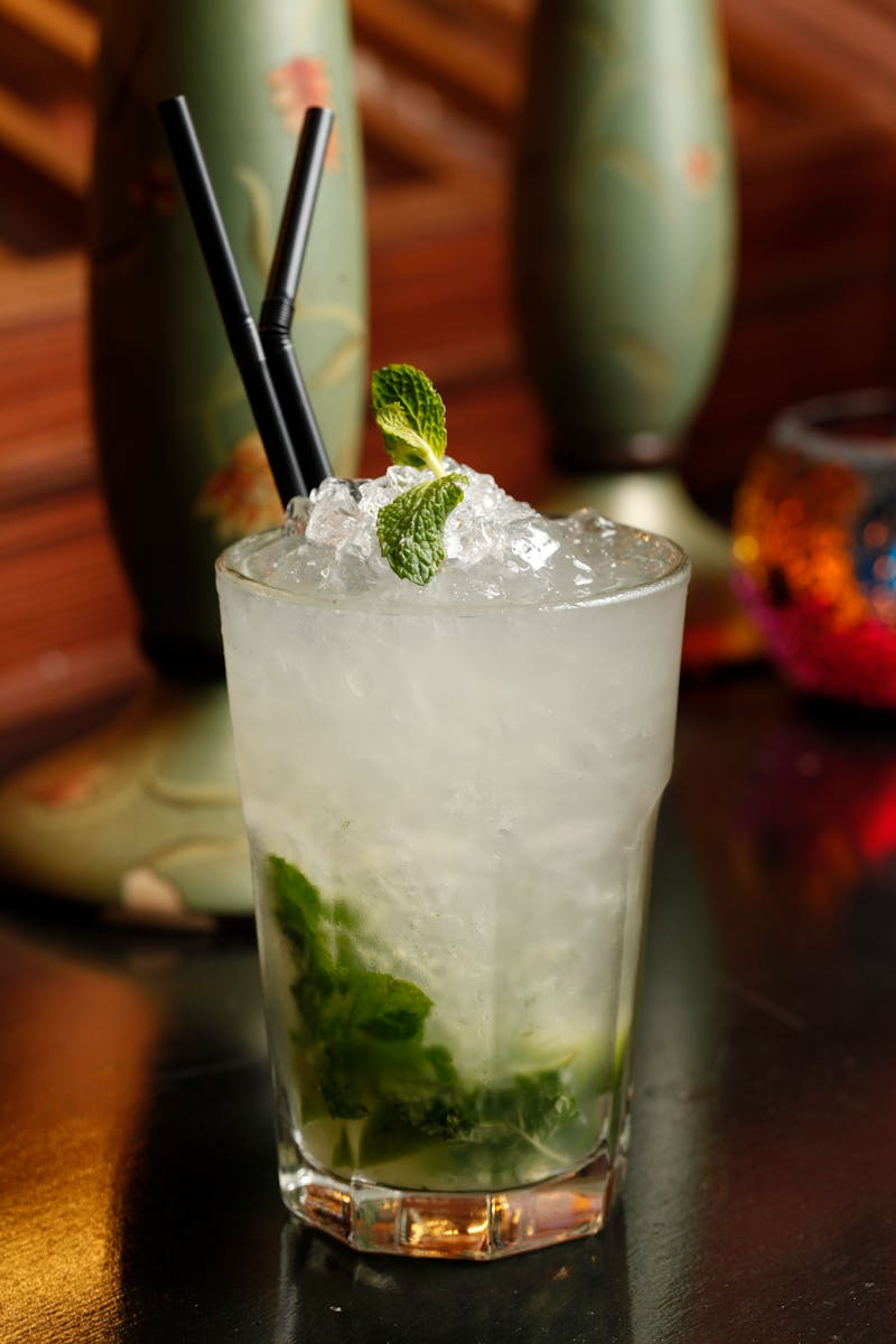 Refrescante mojito cubano con abundantes hojas de menta y rodajas de limón.