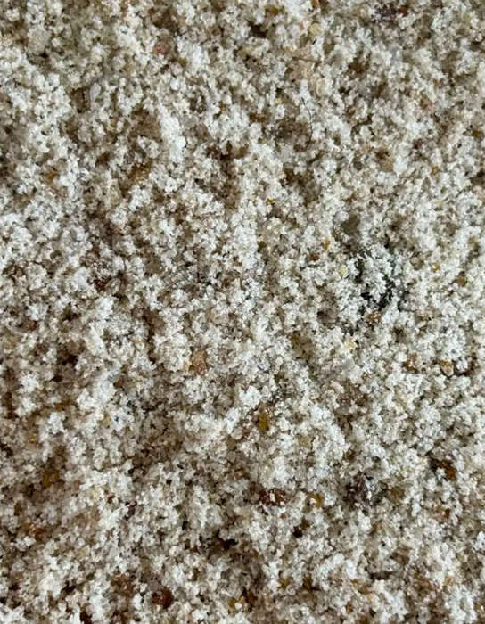Grande quantidade de area fina, com tons marrons e alaranjados.