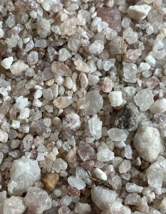 Areia grossa distribuídas em um local de construção.