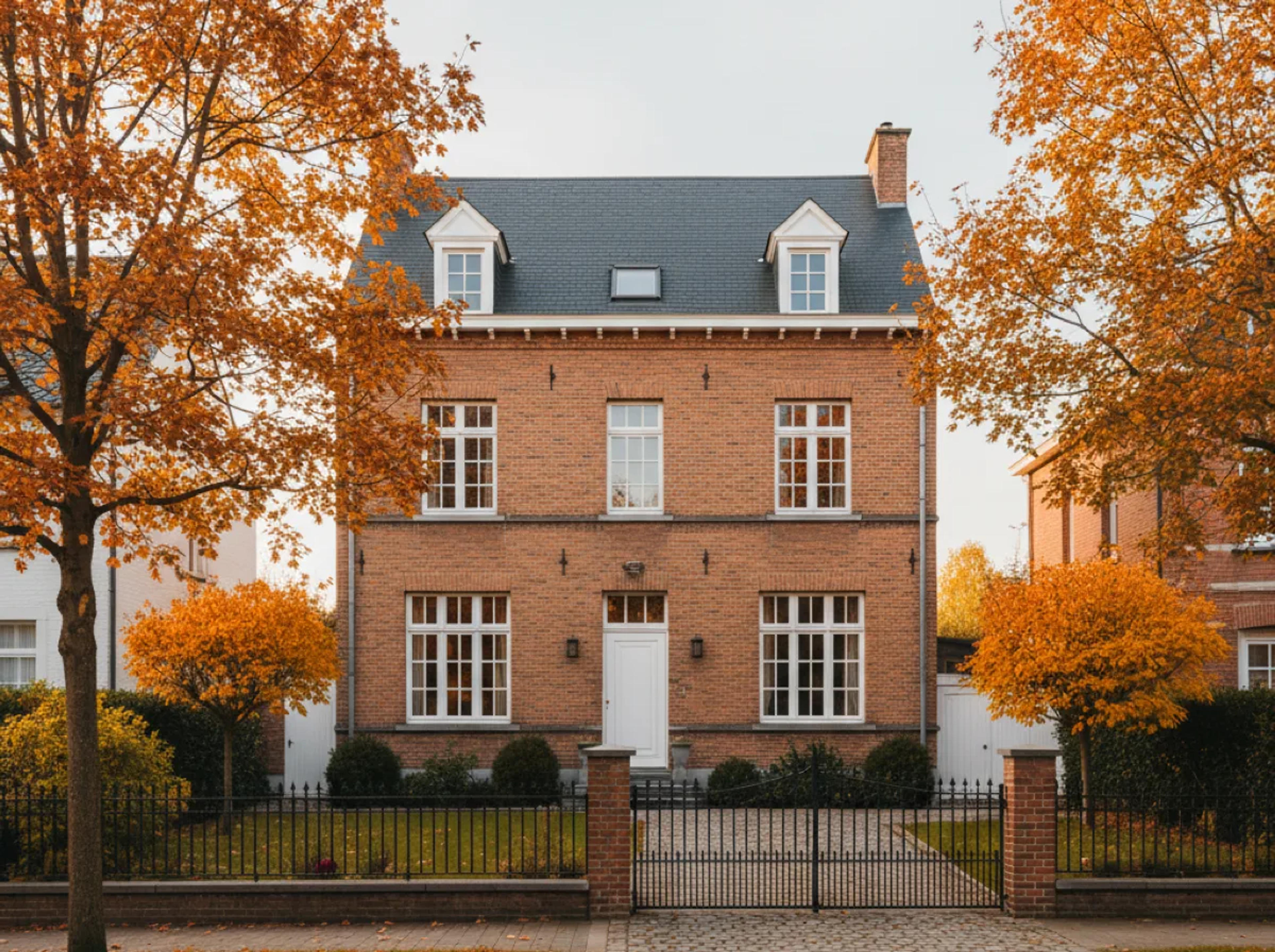 Maison familiale en briques dans le Brabant wallon, jardin aux couleurs d’automne Maison familiale en briques dans le Brabant wallon, jardin aux couleurs d’automne