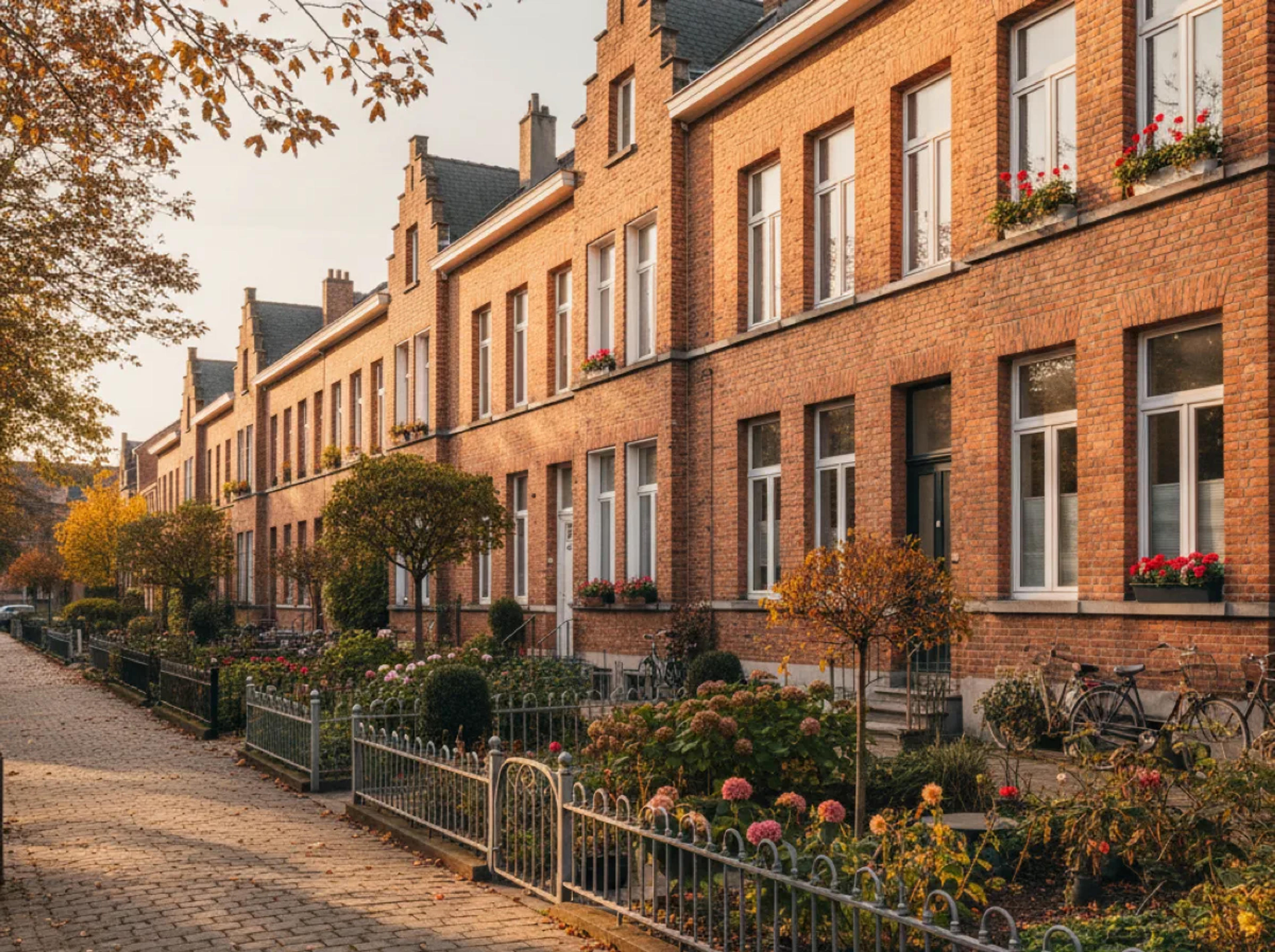 Maison familiale dans une rue arborée de Rixensart aux premières couleurs d’automne Maison familiale dans une rue arborée de Rixensart aux premières couleurs d’automne