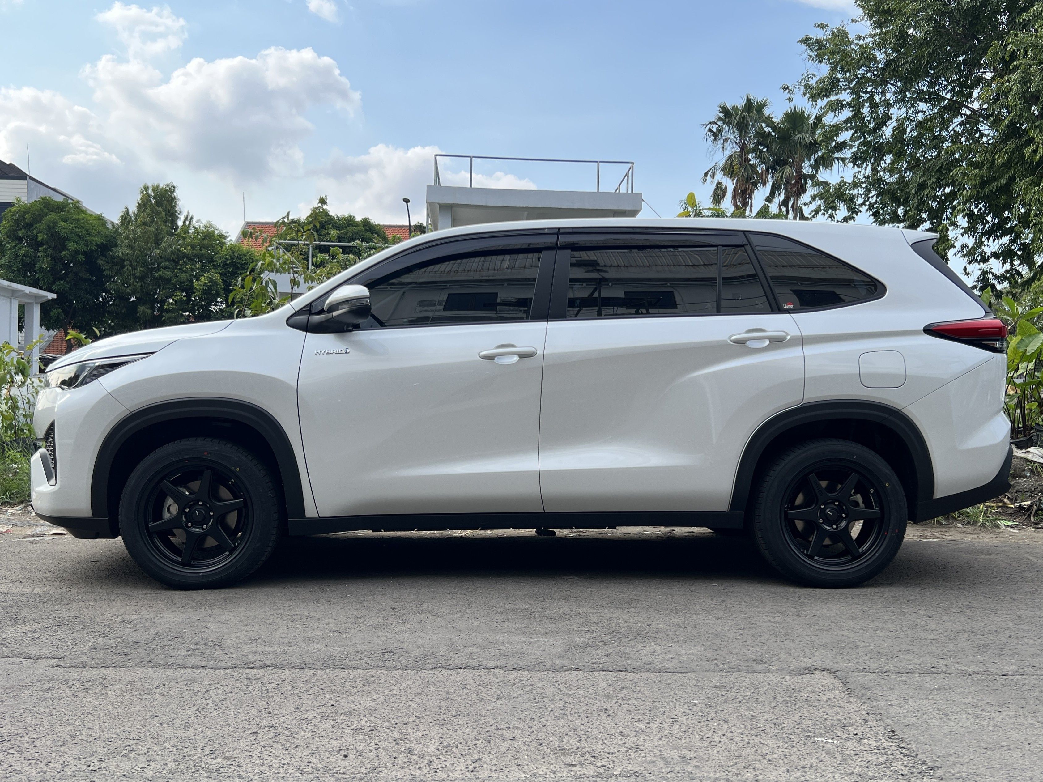 Innova Zenix on Enkei SC57