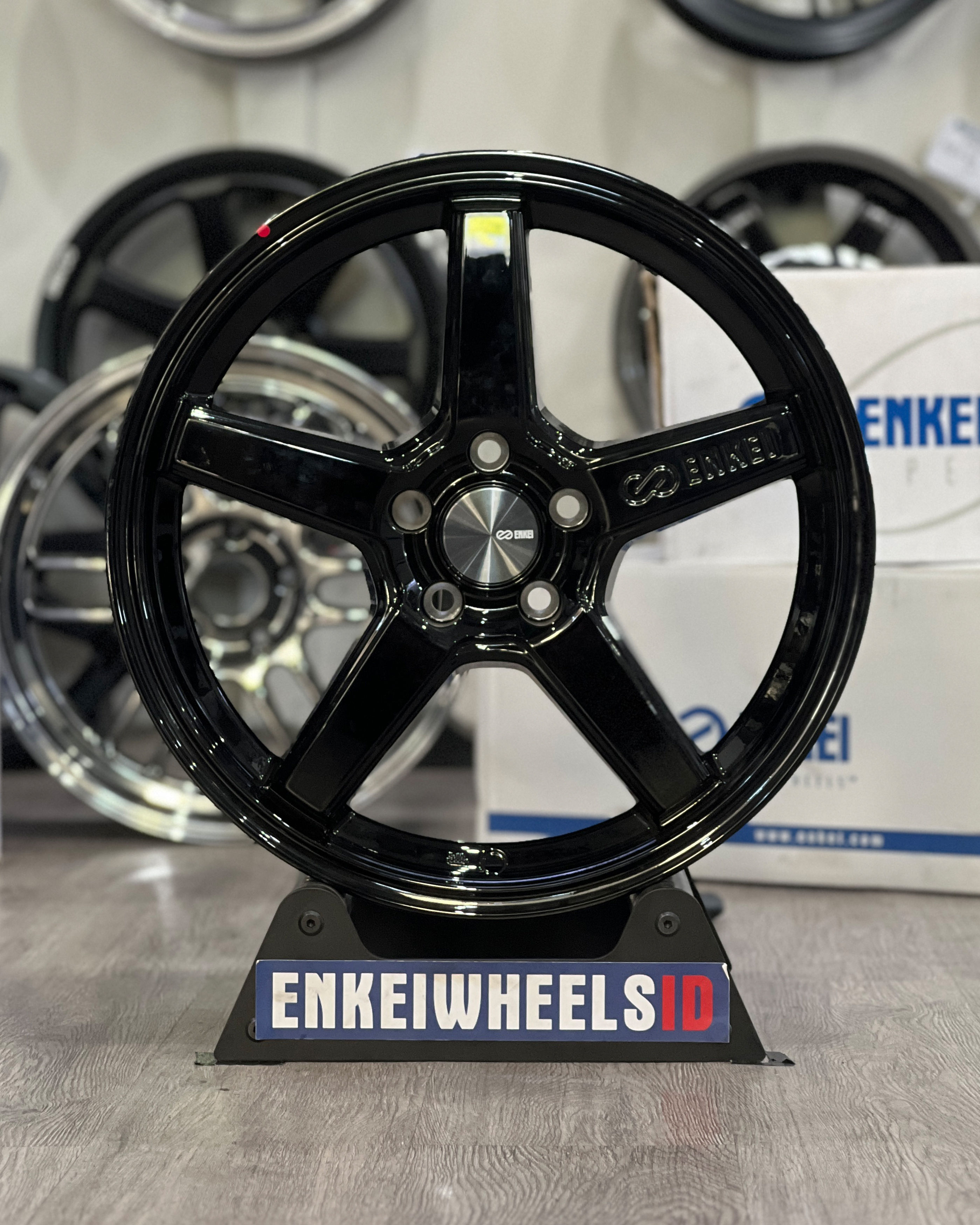 Enkei Quasar 18 Gloss Black