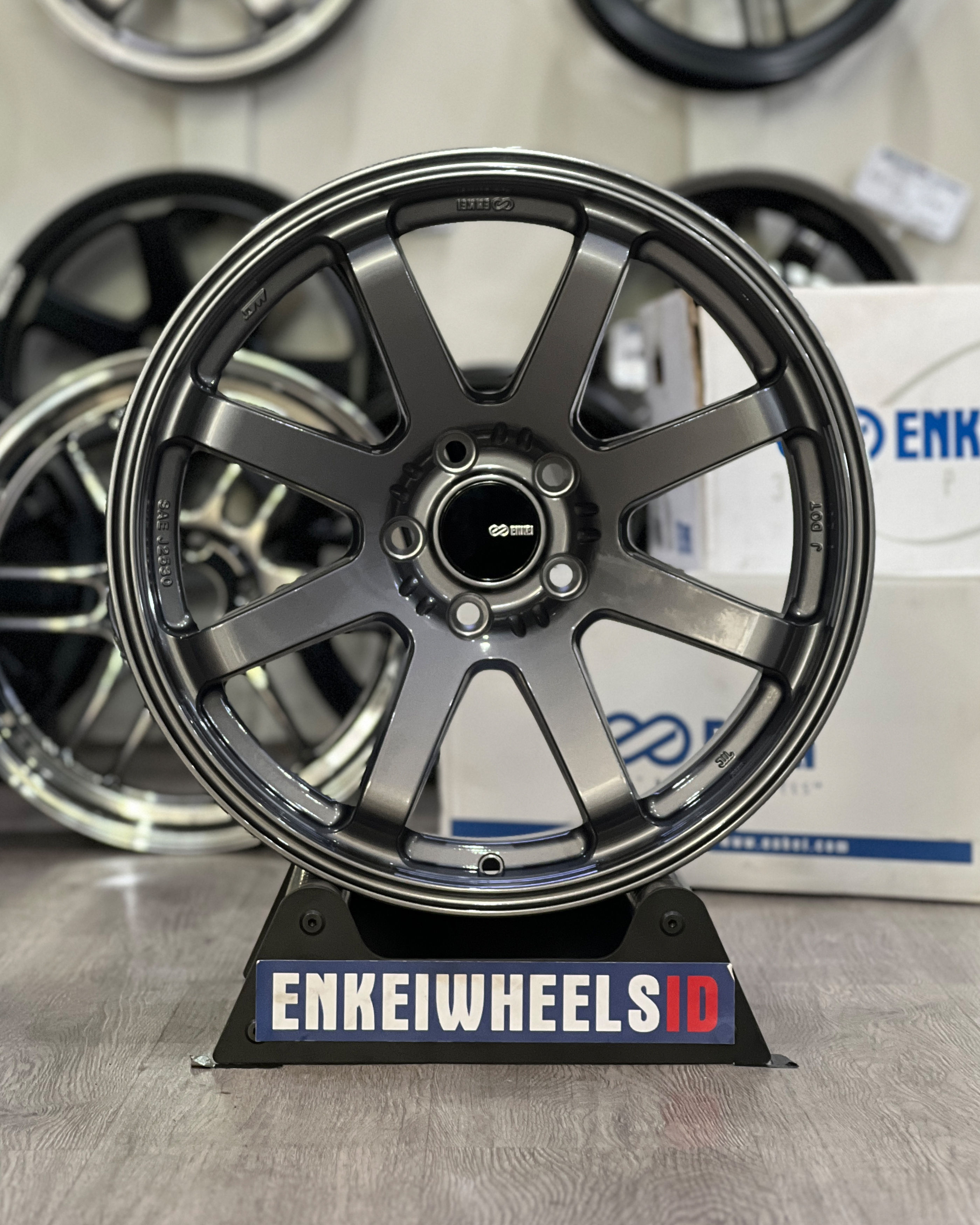 Enkei Vanquish 18 Gloss Gunmetal