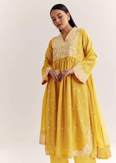 yellow-silk-kurta-set-with-thread-work-and-organza-dupatta-sg320954-2_a889cffc-19b7-4452-af77-26d1cf32f322.jpg