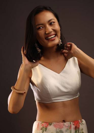 Erget White Sleeveless Blouse With A V Neckline Front And Back