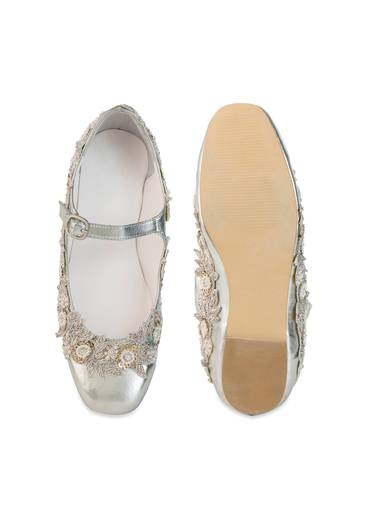 Silver Hand Embroidered Pearl Floral Juttis