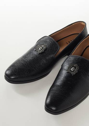 Black Mens Footwear With Metal Detail Work