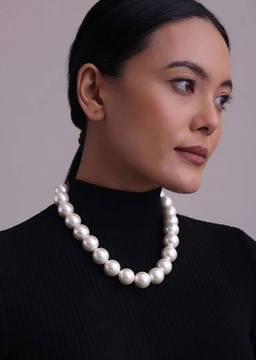 Daisy White Pearl String Necklace