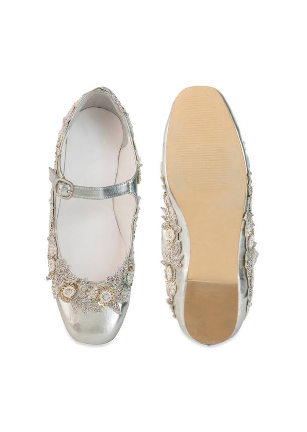 Silver Hand Embroidered Pearl Floral Juttis