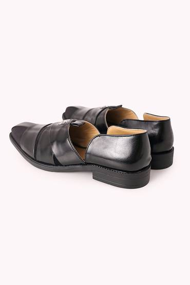 Black Juttis with Textured Detail