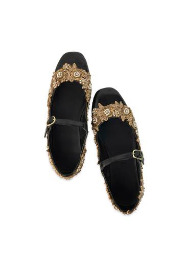 Black Floral Pearl Embellished Juttis