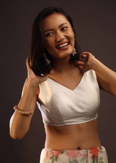 Erget White Sleeveless Blouse With A V Neckline Front And Back