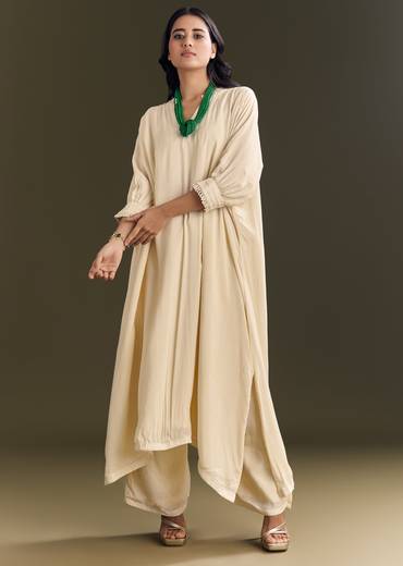 ivory-white-kurta-pant-set-with-green-beaded-neckpiece-sg312860-1